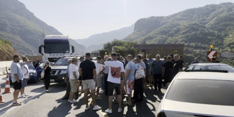 Rruga Elbasan-Qafë Thanë, banorët e Hotoloshtit në protestë: ARRSH të ndryshoj projektin