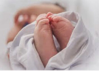 E rrallë/ Lind fëmija me katër krahë, katër këmbë dhe dy fytyra