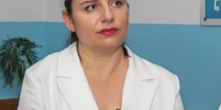 E korruptuar dhe pa shkollë/ Drejtoresha e Spitalit Librazhd flak në rrugë dhjetra sanitare e infermierë. Shpërblen me poste ‘shpurën’ e saj