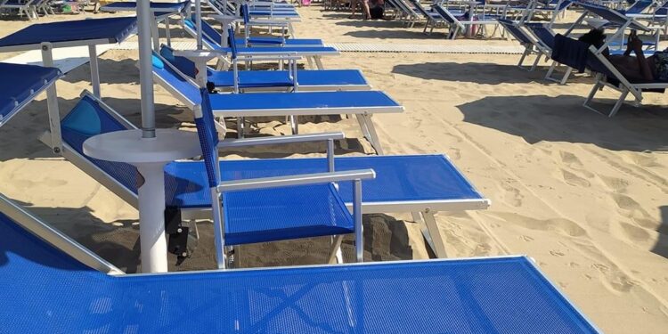 Merr fund turizmi në Shqipëri/ Plazhi bosh, ja pra erdhi dita. Abuzuat me çmimet, mbajini për vete shezlonget tani