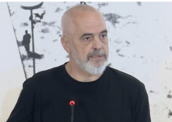 LIVE-Rama mbledh kryetarët e bashkive për legalizimet: Prioritet shtëpitë