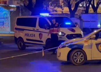 Elbasan/ Burri plagosi me thikë gruan, po e priste te dera dhe…