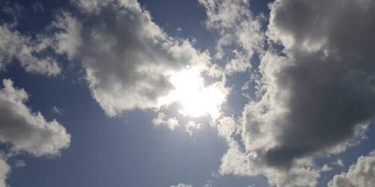 Vranësira dhe temperatura të larta, parashikimi i motit për këtë të premte