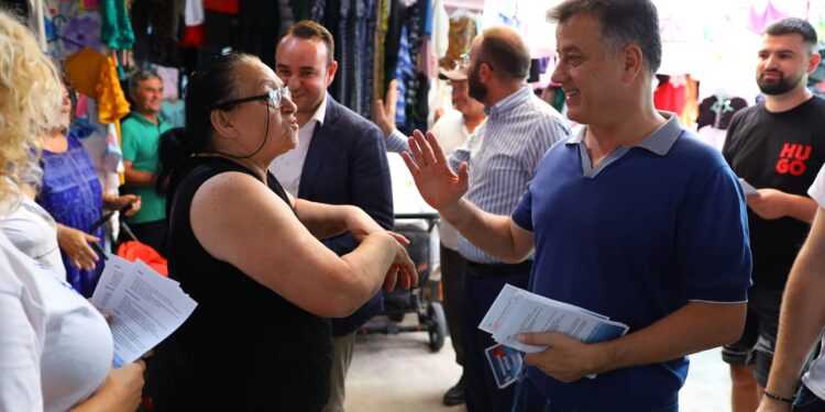 “Të bashkuar në betejë”/ Noka dhe Bardhi takim me qytetarët dhe bizneset në zonën e Kombinatit. Thirrje për bashkim kundër regjimit antishqiptar të Edi Ramës.