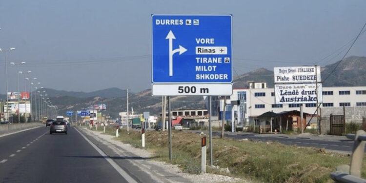 Qëlloi me armë në autostradën Tiranë-Durrës, arrestohet 24 vjeçari