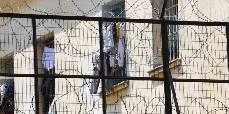 Goditet organizata kriminale në burgun e Janinës, ja si shqiptari bashkëpunonte me drejtorin dhe punonjësit