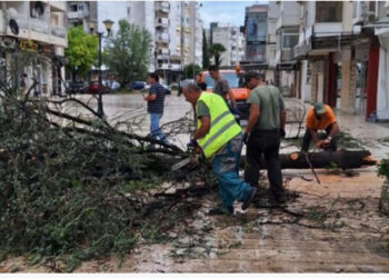 Stuhia e fuqishme përfshin vendin fqinj, dy persona humbin jetën