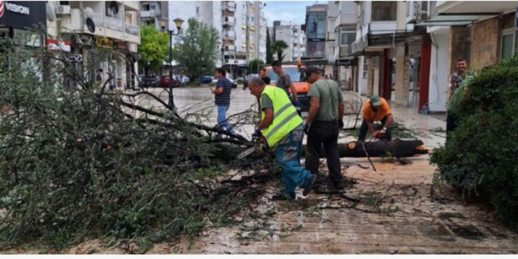 Stuhia e fuqishme përfshin vendin fqinj, dy persona humbin jetën