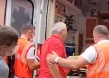 Konsumoi helm pranë godinës SPAK, ja momenti kur ambulanca merr 63-vjeçarin