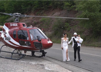 VIDEO/ Dasmë ëndrrash në Librazhd! Dhëndri merr nusen me helikopter