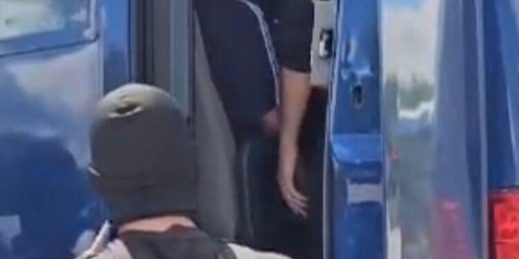 Ekstradimi i Laert Haxhiut/ Momenti kur i dënuari me burgim të përjetshëm i dorëzohet RENEA-s në Kakavijë