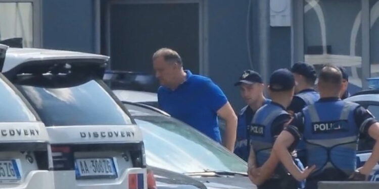 VIDEO/ Me pranga në duar, ja momenti kur arrestohet Ilir Beqaj