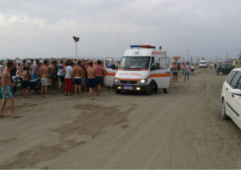 Futet për t’u larë, të moshuarit i pushon zemra në Durrës