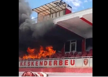 Merr flakë tribuna ‘VIP’ e stadiumit të Korçës