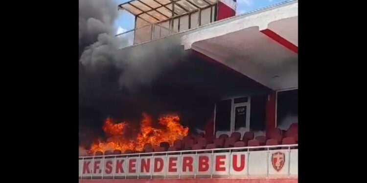 Merr flakë tribuna ‘VIP’ e stadiumit të Korçës