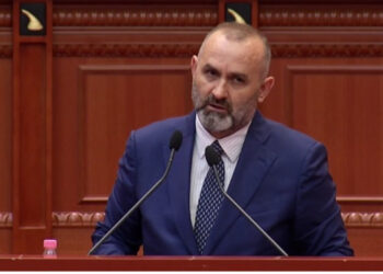 11 përmbaruesve privat u hiqet licenca/ Ulsi Manja qep gojën për trafikantin e drogës Tedi Malaveci