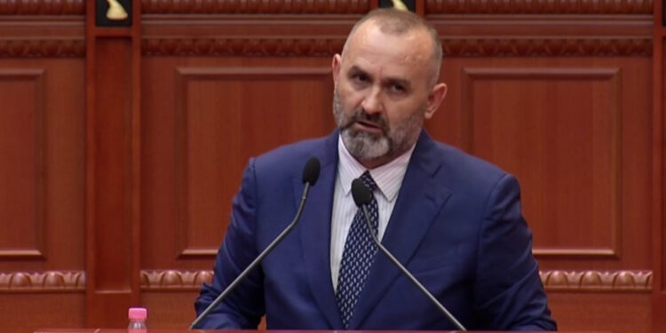 11 përmbaruesve privat u hiqet licenca/ Ulsi Manja qep gojën për trafikantin e drogës Tedi Malaveci