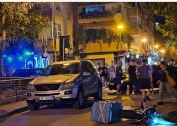 Aksident pranë ish-Bllokut në Tiranë, makina përplas motoristin shpërndarës