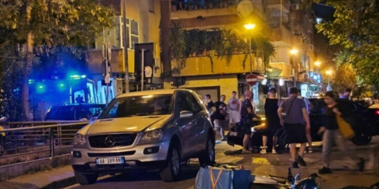 Aksident pranë ish-Bllokut në Tiranë, makina përplas motoristin shpërndarës