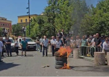 Zjarr para Bashkisë, protestuesit djegin gomat