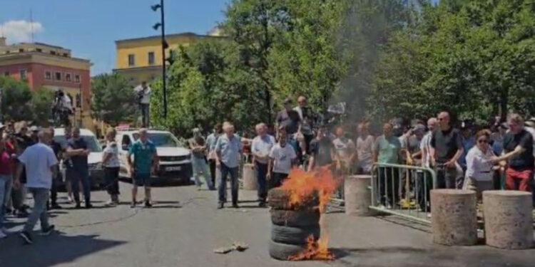 Zjarr para Bashkisë, protestuesit djegin gomat