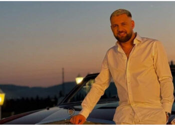 Luizi publikon foto: Pas çdo burri që mendon si vishet bukur, është një grua që i ka thënë se si të vishet