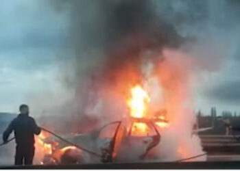 Përfshihet nga flakët makina në autostradën Thumanë-Kashar, lënduar! zjarrfikësja dhe policia në vendngjarje