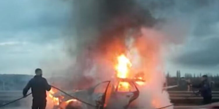 Përfshihet nga flakët makina në autostradën Thumanë-Kashar, lënduar! zjarrfikësja dhe policia në vendngjarje