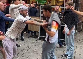 VIDEO/ Momenti kur tifozët anglezë dhe gjermanë përplasen dhunshëm me njëri-tjetrin