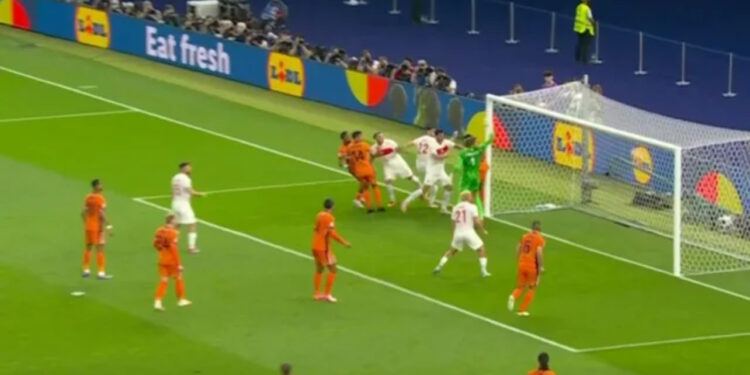 Mbyllet pjesa e parë/ Shpërthen festa turke, skuadra e Montellës shtang “Tulipanët”