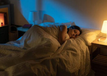 Pse nuk duhet të flini me dritë të ndezur sipas ekspertëve