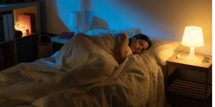 Pse nuk duhet të flini me dritë të ndezur sipas ekspertëve