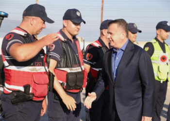 Ministri i bandave të Elbasanit show me policët hallexhi që nuk marrin orët shtesë dhe dietat