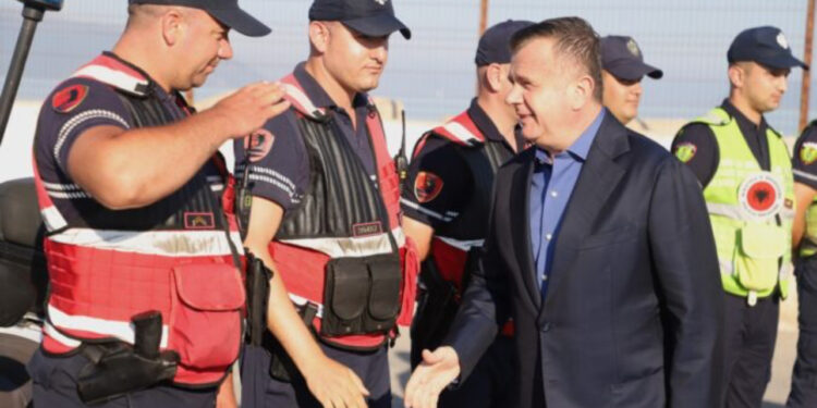 Ministri i bandave të Elbasanit show me policët hallexhi që nuk marrin orët shtesë dhe dietat