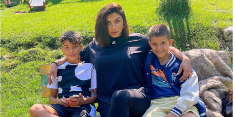 A e thërret djali i Albanit “mami”, Çiljeta rrëfen historinë prekëse