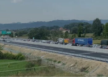 Trafik kilometrik në autostradën Thumanë-Kashar