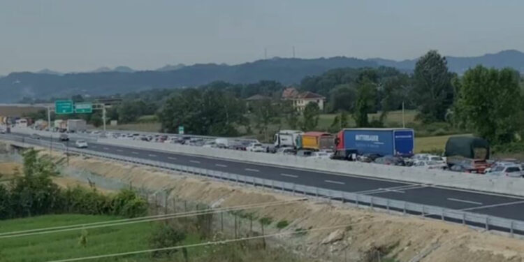 Trafik kilometrik në autostradën Thumanë-Kashar