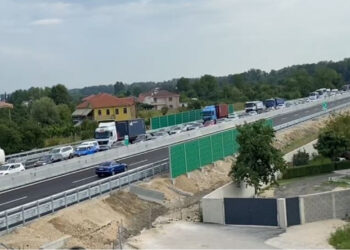 Hiqet trau me pagesë në autostradën “Thumanë-Kashar”, radha e trafikut arrin mbi 10 km