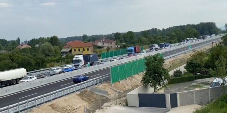 Hiqet trau me pagesë në autostradën “Thumanë-Kashar”, radha e trafikut arrin mbi 10 km