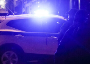 Të shtëna me armë, plagoset shqiptari dhe lihet në rrugë nga drejtuesi i mjetit