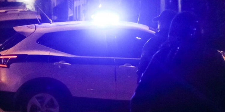 Të shtëna me armë, plagoset shqiptari dhe lihet në rrugë nga drejtuesi i mjetit