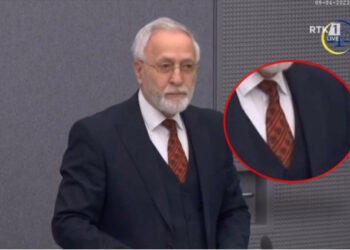 Çfarë ndodhi me kravatën kuq e zi të Jakup Krasniqit? Vjen reagimi i Hagës