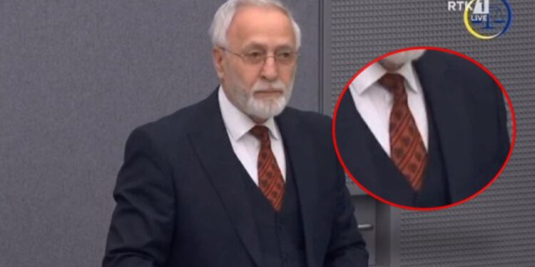 Çfarë ndodhi me kravatën kuq e zi të Jakup Krasniqit? Vjen reagimi i Hagës