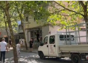 Plas sherri mes të rinjve në Tiranë, tre të plagosur rëndë