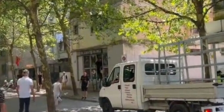 Plas sherri mes të rinjve në Tiranë, tre të plagosur rëndë