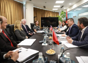 Mos u ndal/ Delegacioni nga drejtësia amerikane vizitë në SPAK, takim me Altin Dumanin dhe prokurorët e posaçëm!