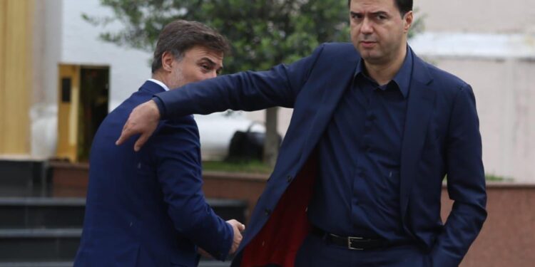 Po “kafshojnë” njëri-tjetrin për pazare me Ramën/ Alibeaj tregon pse u divorcua politikisht me Bashën