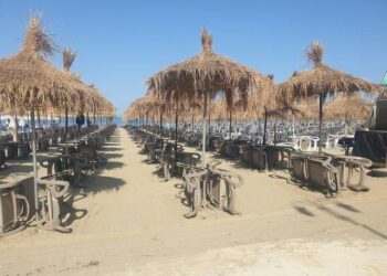 Në Shqipëri vijnë për pushime “Llumi i Evropës”/ Turistët që vijnë nuk harxhojnë lek, janë të varfër