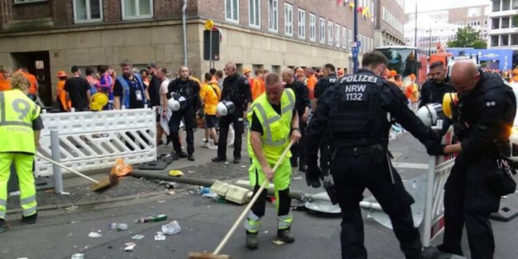Përleshje mes tifozëve anglezë dhe holandezë, ja ç’ndodh në Dortmund