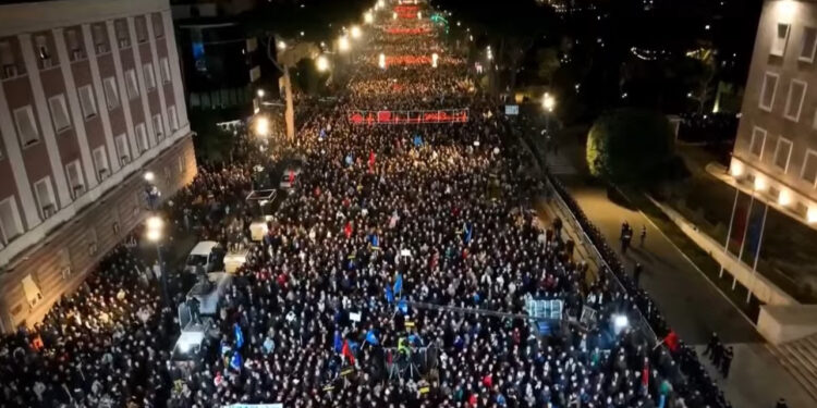Sonte protesta/ Bllokohen rrugët, policia: Mos qëlloni efektivët